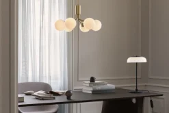 Pendler<Nuura Apiales 6, brushed brass / opal