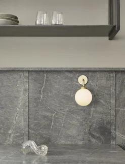 Væglamper<Nuura Apiales Wall, brushed brass / opal