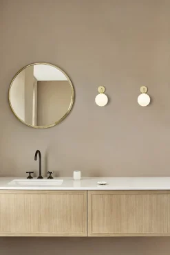 Væglamper<Nuura Apiales Wall Hard-wired, brushed brass / opal