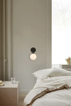 Væglamper<Nuura Apiales Wall, satin black / opal
