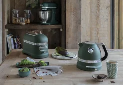 Køkkenmaskiner<KitchenAid Artisan elkedel creme 1,5 liter Pebble palm