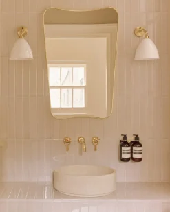 Væglamper<Gubi BL7 Wall lamp bone china/brass switch on backplate
