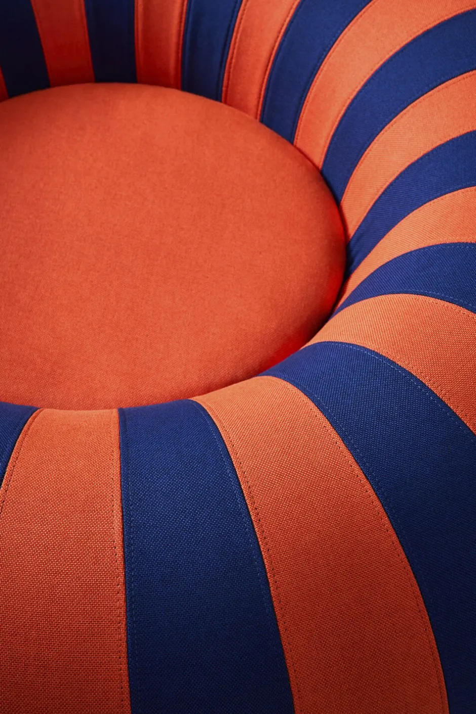 Møbler<Studio About FLOAT, LARGE, DARK BLUE/RED