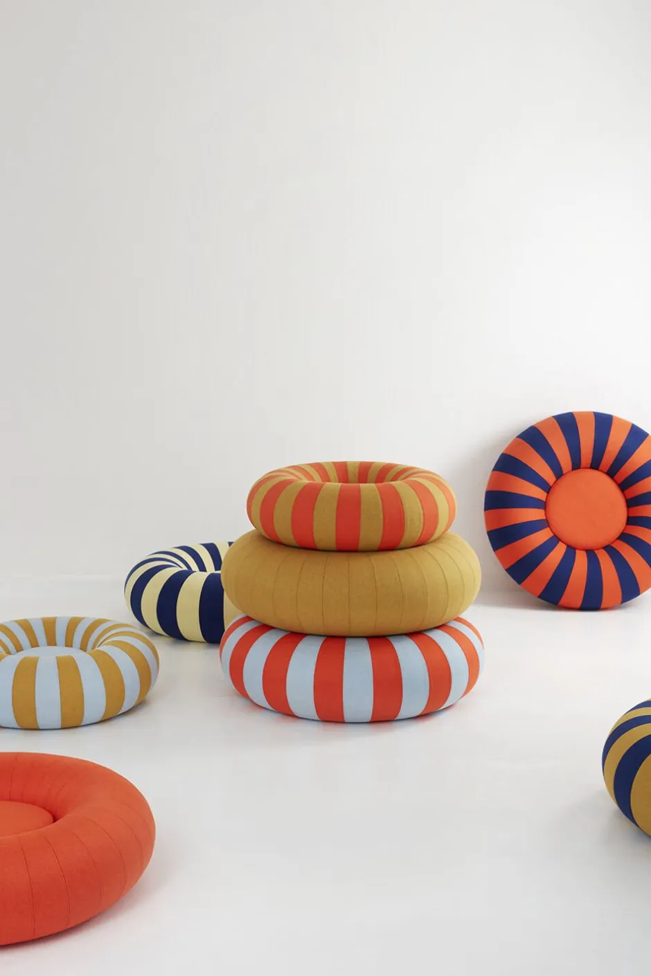 Møbler<Studio About FLOAT, SMALL, DARK BLUE/OCHRE