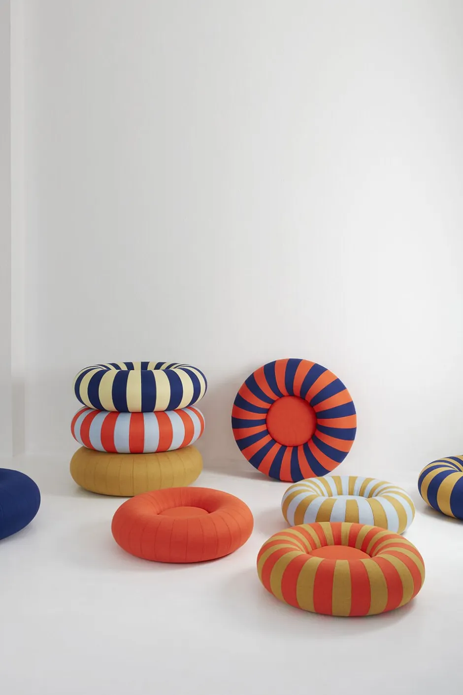 Møbler<Studio About FLOAT, SMALL, DARK BLUE/OCHRE