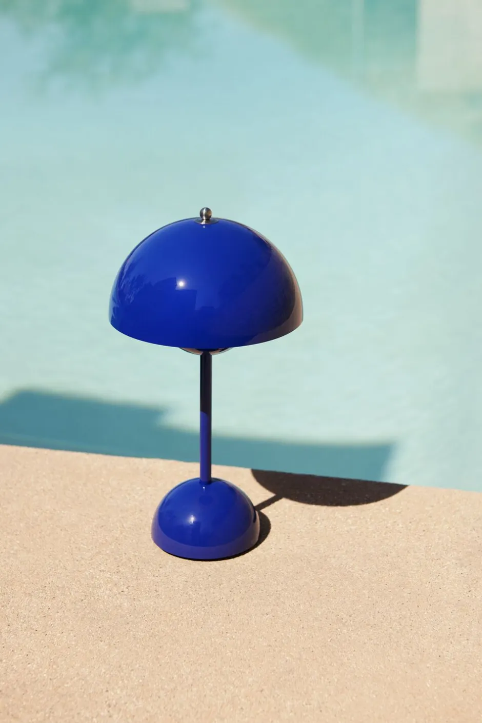 Bordlamper|Trådløse Lamper<&Tradition Flowerpot Portable Lamp VP9, , Magnetic Charger Cobalt blue
