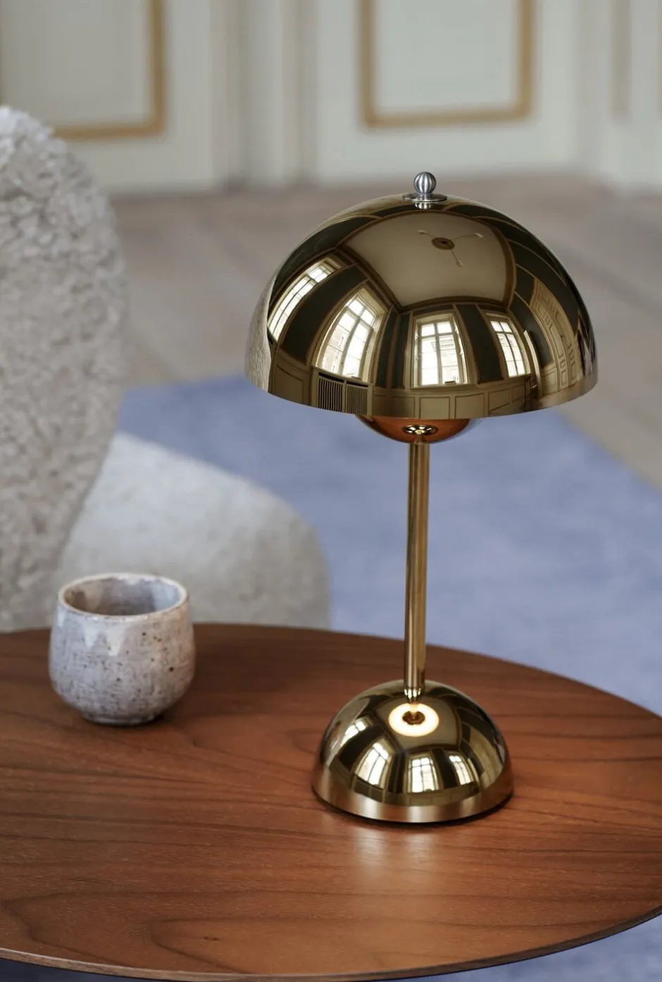 Bordlamper|Trådløse Lamper<&Tradition Flowerpot Portable Lamp VP9, Magnetic Charger Brass-plated