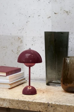 Bordlamper|Trådløse Lamper<&Tradition Flowerpot Portable Lamp VP9, Magnetic Charger Dark plum