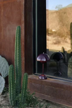 Bordlamper|Trådløse Lamper<&Tradition Flowerpot Portable Lamp VP9, Magnetic Charger Dark plum