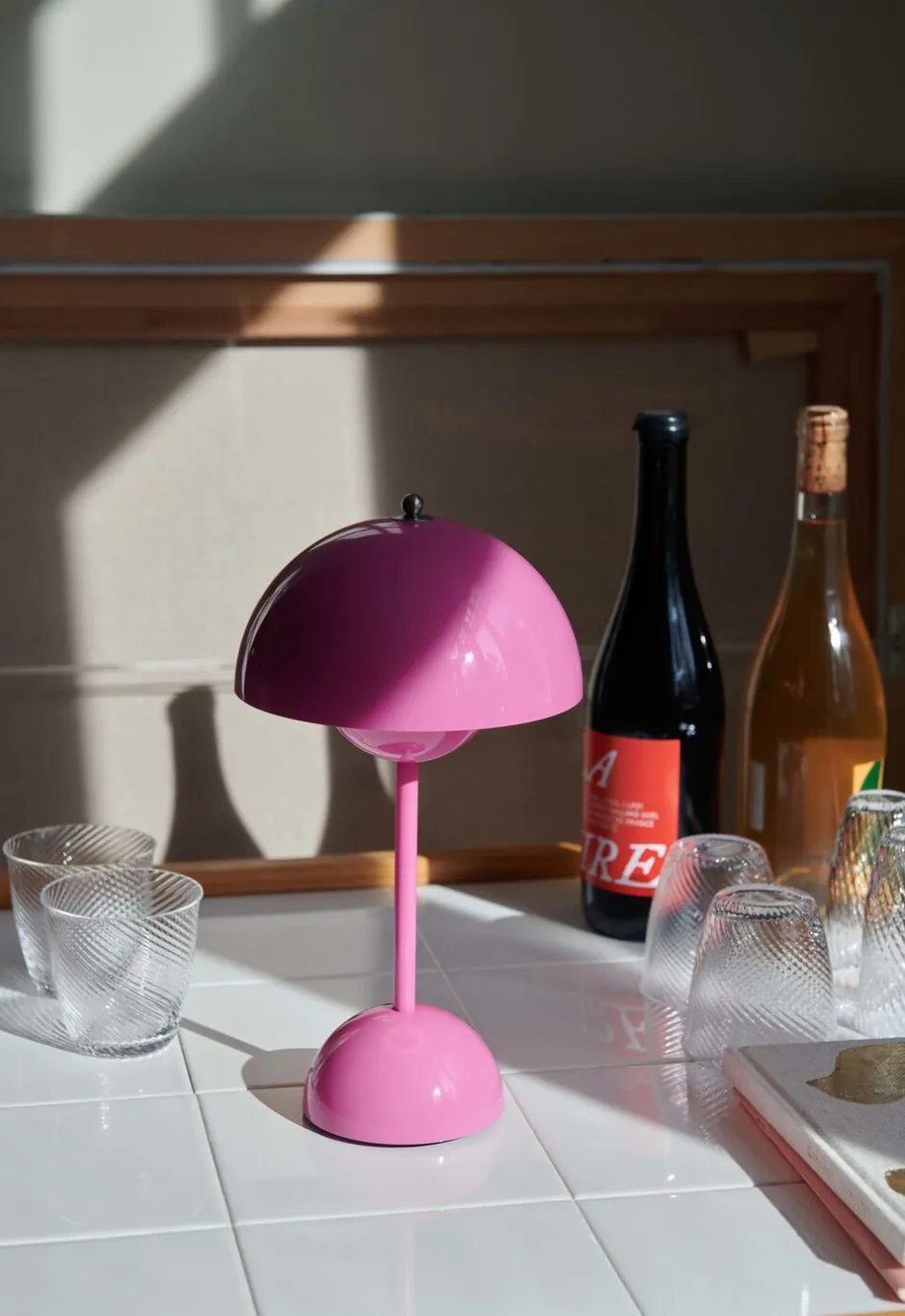 Bordlamper|Trådløse Lamper<&Tradition Flowerpot Portable Lamp VP9, Magnetic Charger Tangy pink