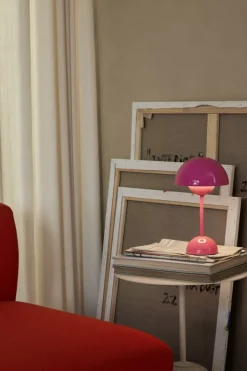 Bordlamper|Trådløse Lamper<&Tradition Flowerpot Portable Lamp VP9, Magnetic Charger Tangy pink