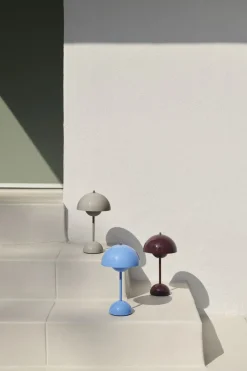 Bordlamper|Trådløse Lamper<&Tradition Flowerpot Portable Lamp VP9, Magnetic Charger Swim blue