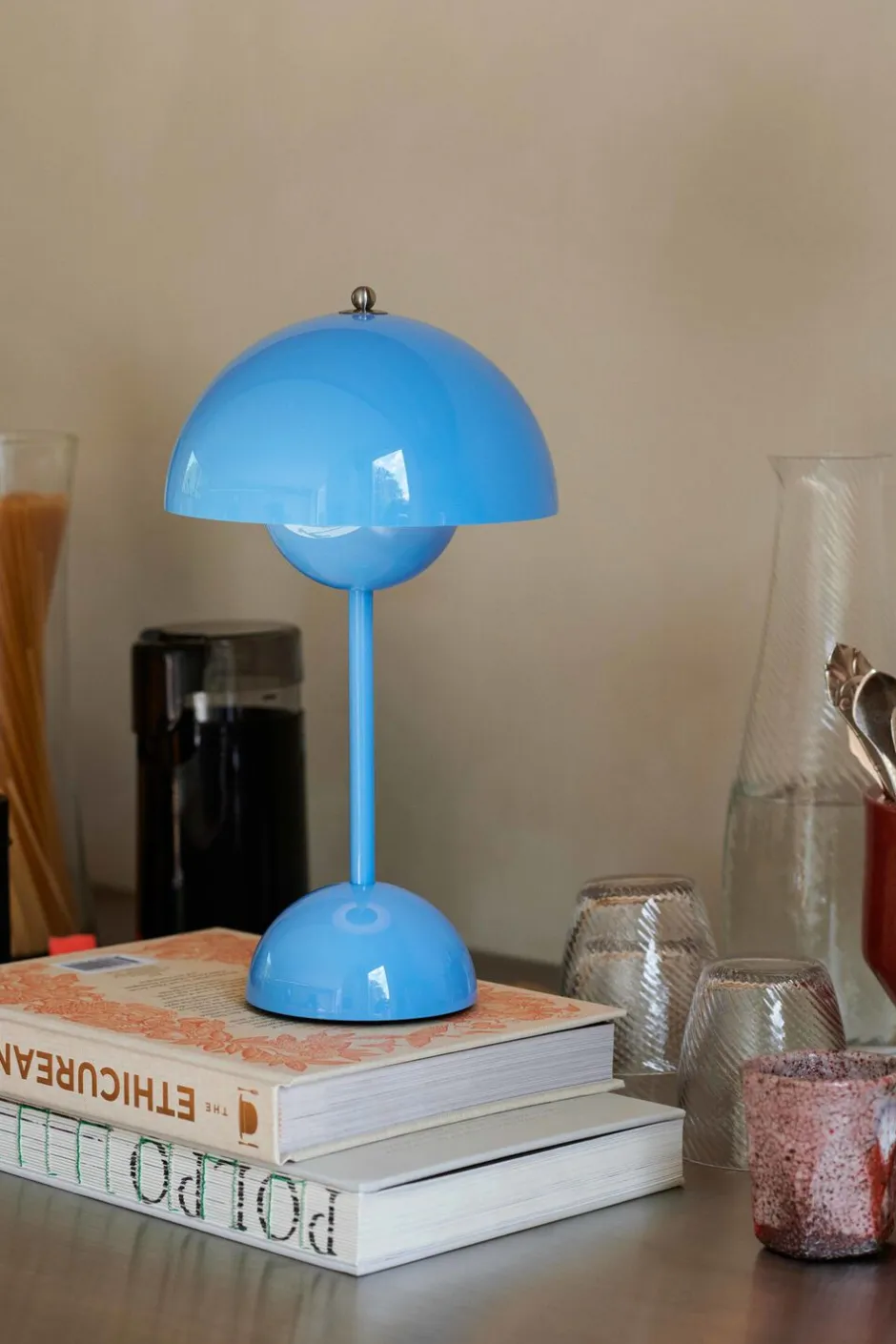 Bordlamper|Trådløse Lamper<&Tradition Flowerpot Portable Lamp VP9, Magnetic Charger Swim blue