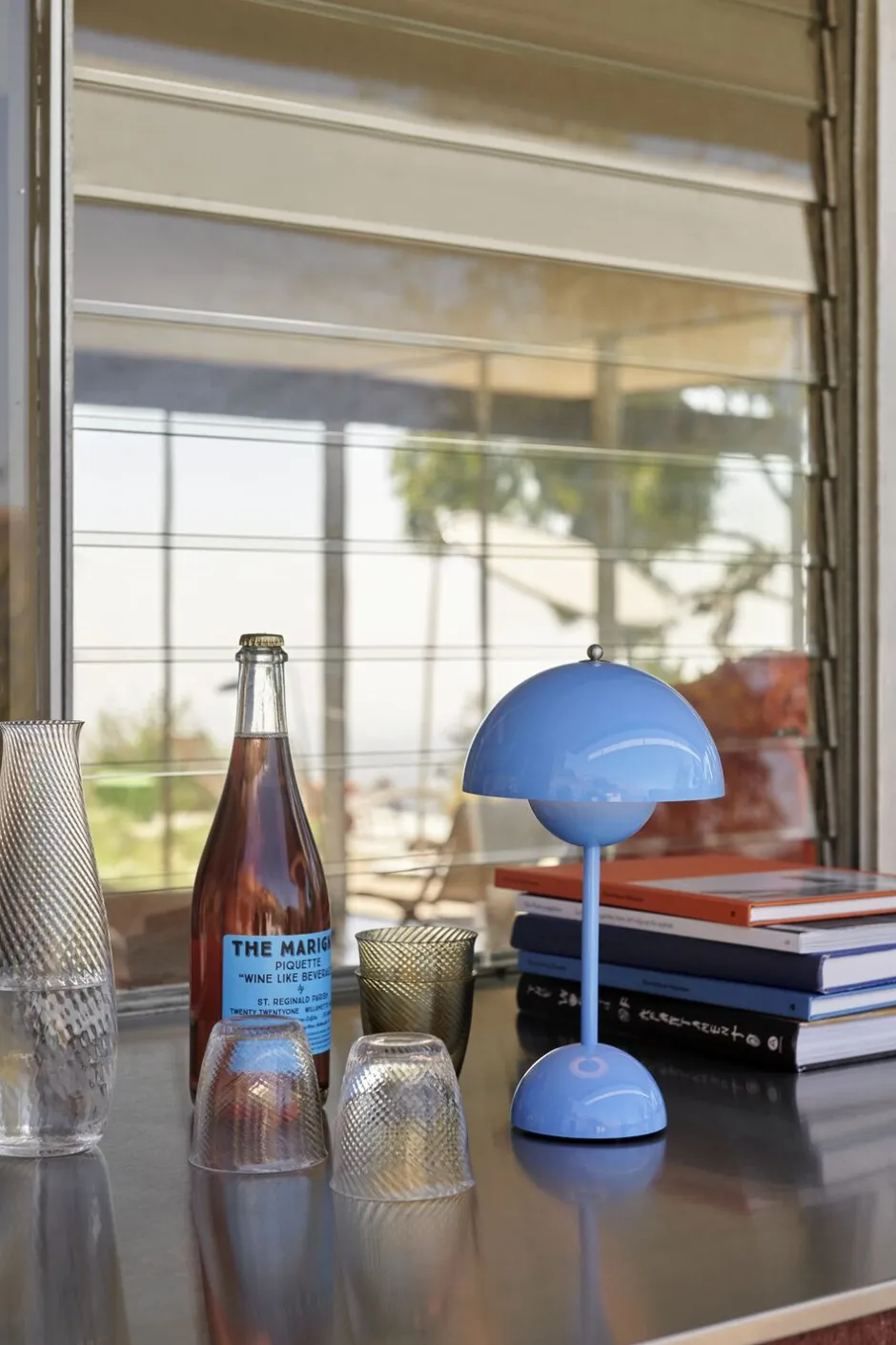 Bordlamper|Trådløse Lamper<&Tradition Flowerpot Portable Lamp VP9, Magnetic Charger Swim blue
