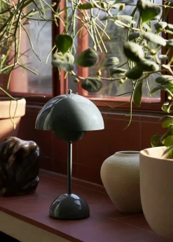 Bordlamper|Trådløse Lamper<&Tradition Flowerpot Portable Lamp VP9, Magnetic Charger Stone