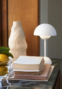 Bordlamper|Trådløse Lamper<&Tradition Flowerpot Portable Lamp VP9, Magnetic Charger Matt white