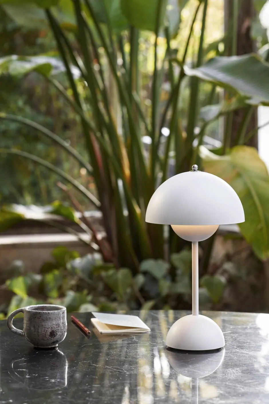 Bordlamper|Trådløse Lamper<&Tradition Flowerpot Portable Lamp VP9, Magnetic Charger Matt white