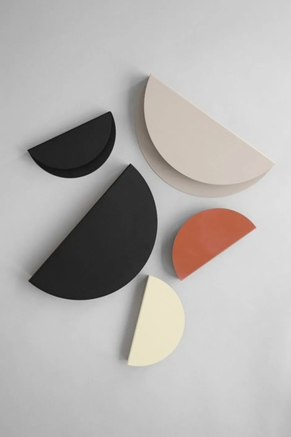 Møbler<Moebe Half Moon Shelf: Sand: Small
