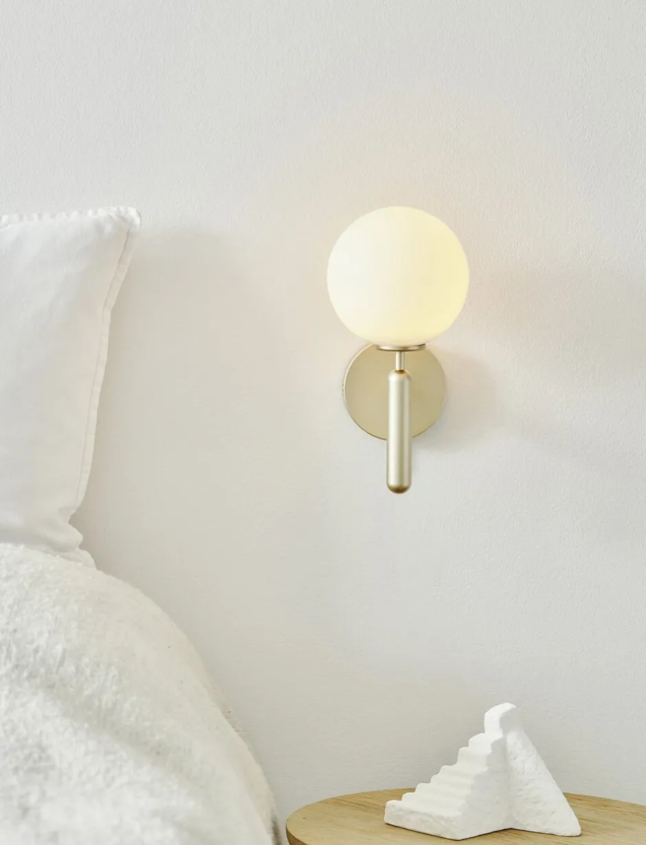 Væglamper<Nuura Miira Wall, brass / opal