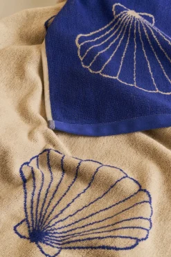 Håndklæder<Cartel Copenhagen Shell Beach Towel - Sand/Cartel Blue Sand/blå