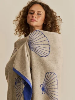 Håndklæder<Cartel Copenhagen Shell Beach Towel - Sand/Cartel Blue Sand/blå