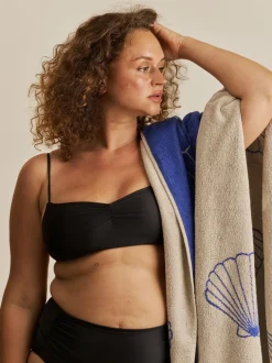 Håndklæder<Cartel Copenhagen Shell Beach Towel - Sand/Cartel Blue Sand/blå