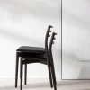 Møbler<Vipp 481 Cabin chair, Dark oak w/black leather
