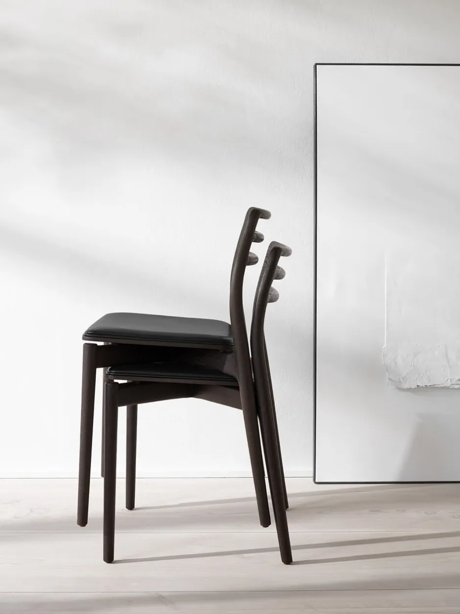 Møbler<Vipp 481 Cabin chair, Dark oak w/black leather