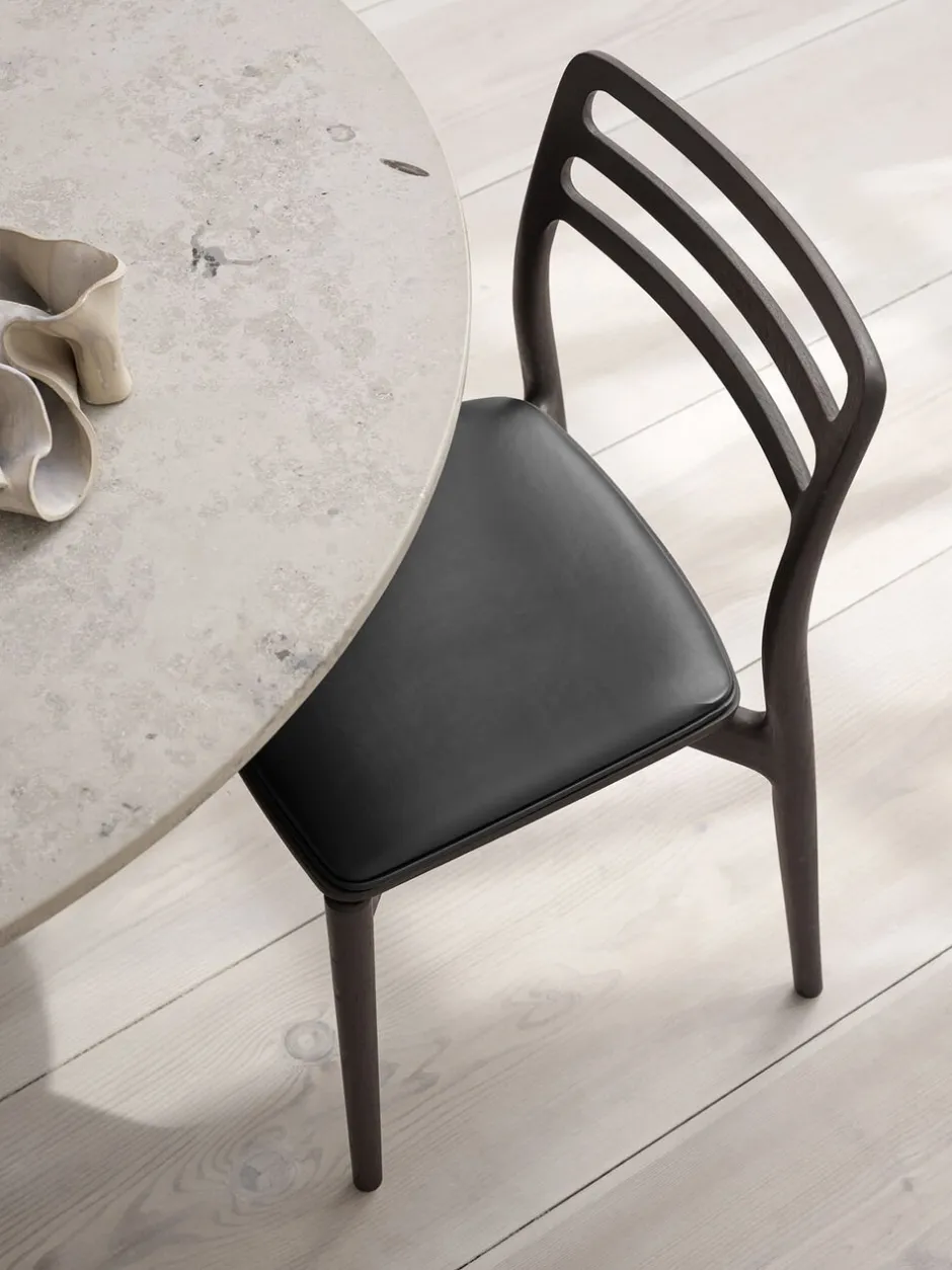 Møbler<Vipp 481 Cabin chair, Dark oak w/black leather