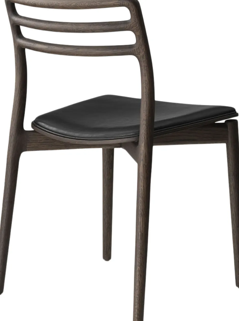 Møbler<Vipp 481 Cabin chair, Dark oak w/black leather